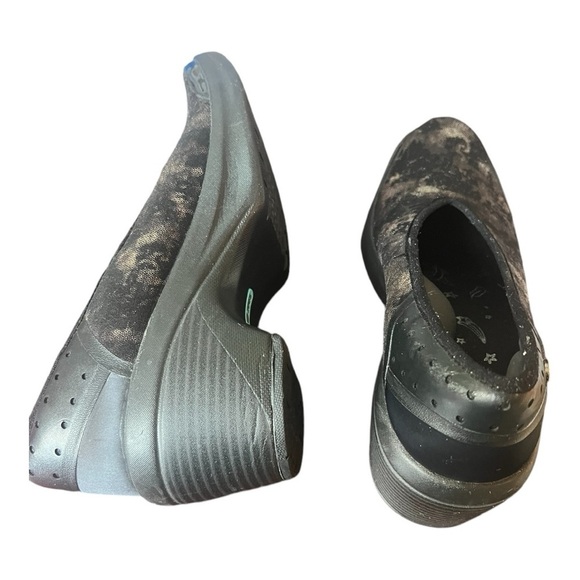 Bzees Willow Slip On Womens Mid Heel Pumps Comfort Black Gold Wedge Size 8 - Picture 8 of 14